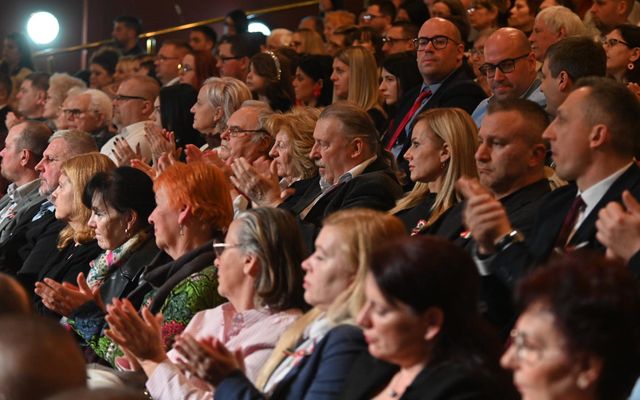 TISZTELET A HŐSÖKNEK!