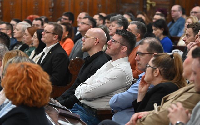 TUDATOS KILÉPÉS, MAGABIZTOS KIÁLLÁS