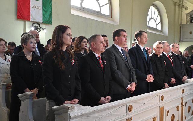 TISZTELET A HŐSÖKNEK!