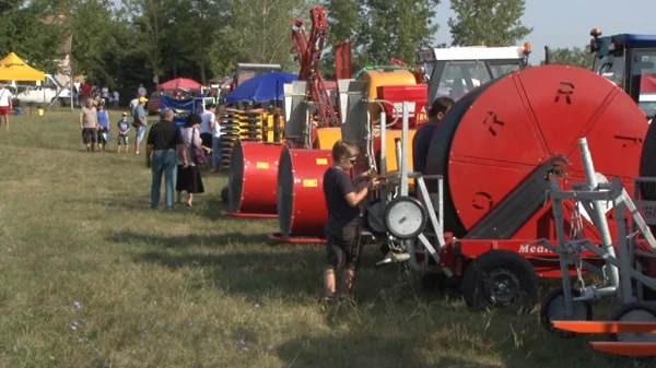 Mezőgép-bemutató és gyerekprogramok Kispiacon