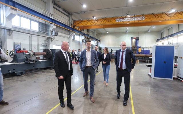 A T-1 Abrasiv Kft. kiemelt jelentőségű közepes és nagyléptékű gazdasági fejlesztés ünnepélyes átadása