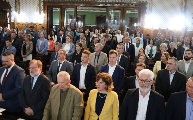 Ünnepélyes szerződésaláírás