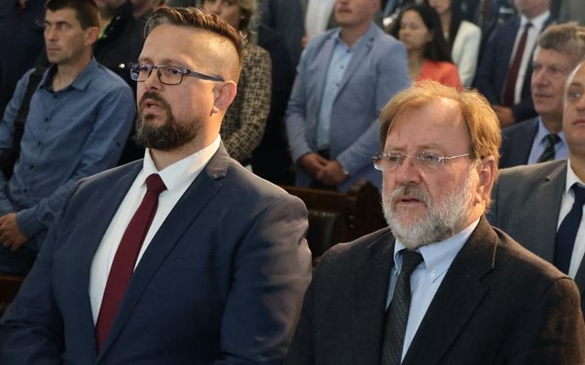 Ünnepélyes szerződésaláírás