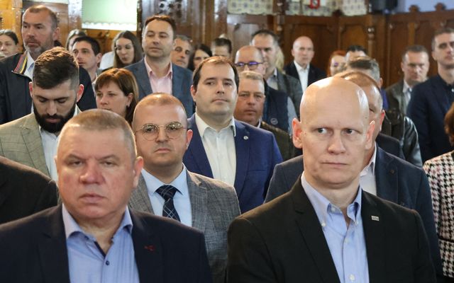 Ünnepélyes szerződésaláírás
