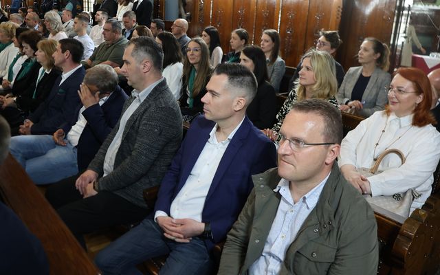 Ünnepélyes szerződésaláírás