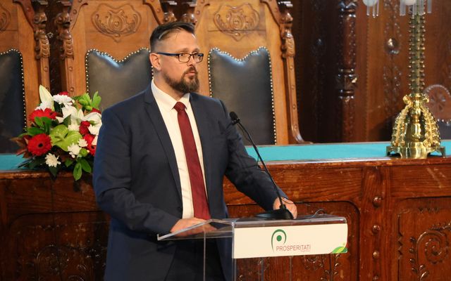 Ünnepélyes szerződésaláírás