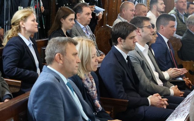 Ünnepélyes szerződésaláírás