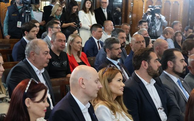 Ünnepélyes szerződésaláírás