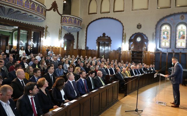 Ünnepélyes szerződésaláírás