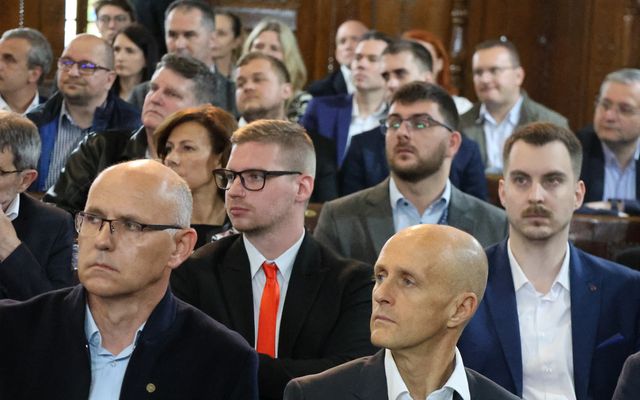 Ünnepélyes szerződésaláírás