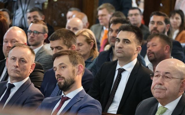 Ünnepélyes szerződésaláírás