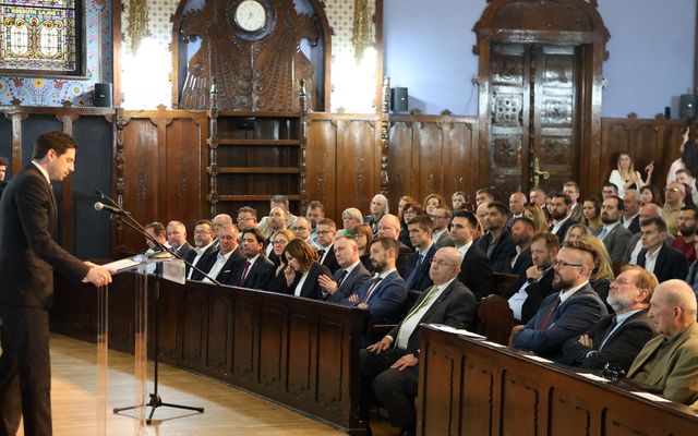 Ünnepélyes szerződésaláírás