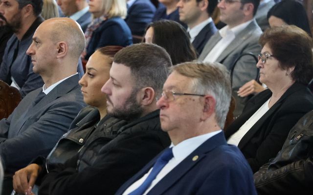 Ünnepélyes szerződésaláírás