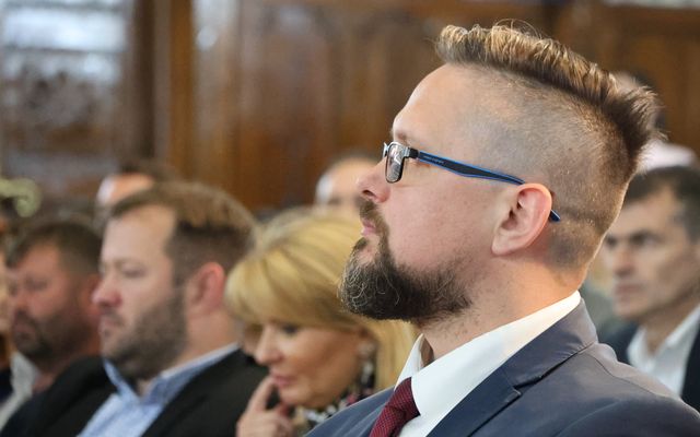 Ünnepélyes szerződésaláírás