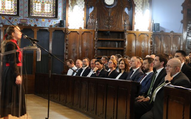 Ünnepélyes szerződésaláírás