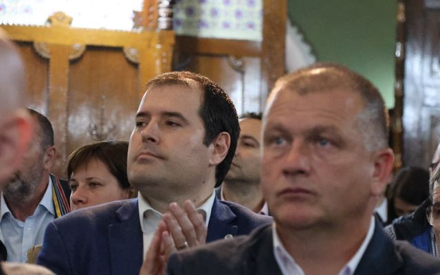 Ünnepélyes szerződésaláírás