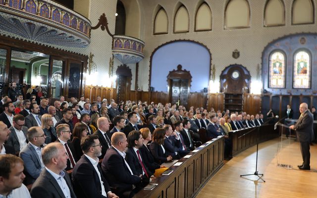 Ünnepélyes szerződésaláírás