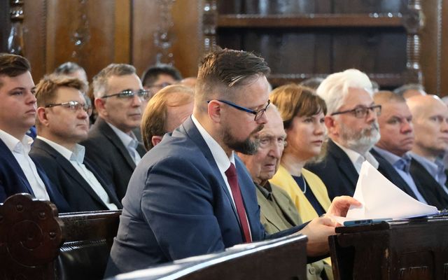 Ünnepélyes szerződésaláírás