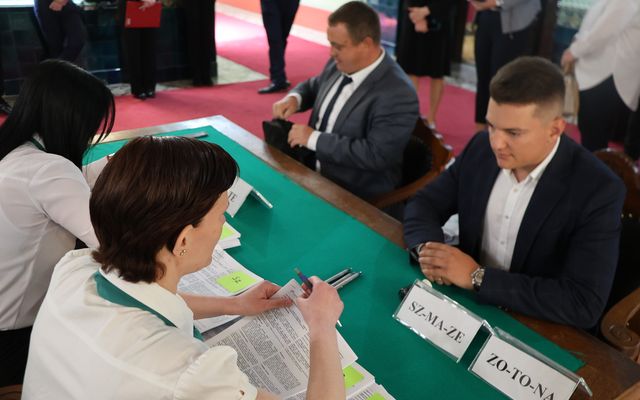 Ünnepélyes szerződésaláírás