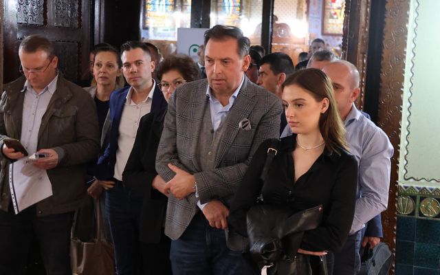 Ünnepélyes szerződésaláírás