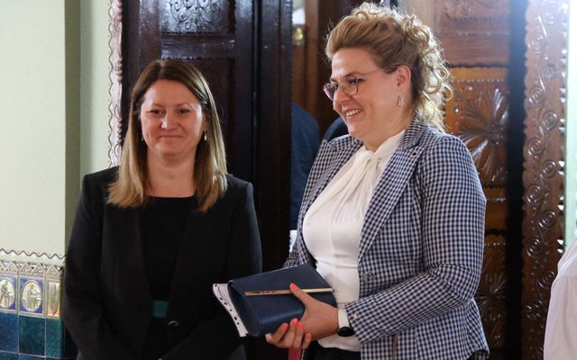 Ünnepélyes szerződésaláírás