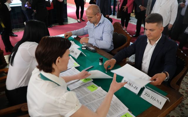 Ünnepélyes szerződésaláírás