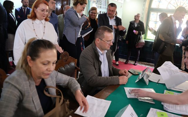 Ünnepélyes szerződésaláírás