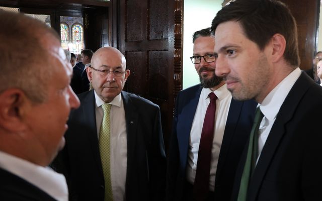 Ünnepélyes szerződésaláírás