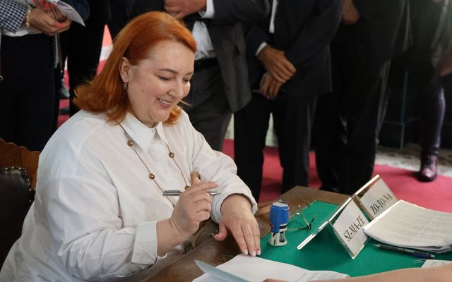 Ünnepélyes szerződésaláírás