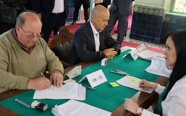 Ünnepélyes szerződésaláírás