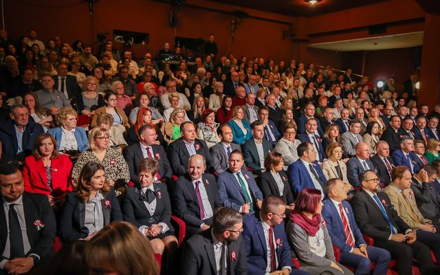 TISZTELET A HŐSÖKNEK!