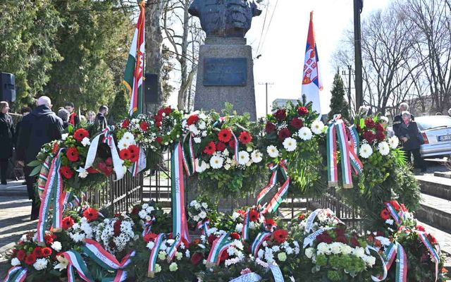 TISZTELET A HŐSÖKNEK!