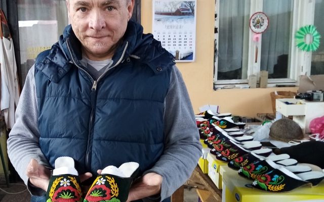 A Páva védjegyes papucsok készítője