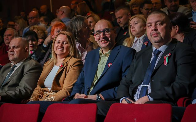 TISZTELET A HŐSÖKNEK!