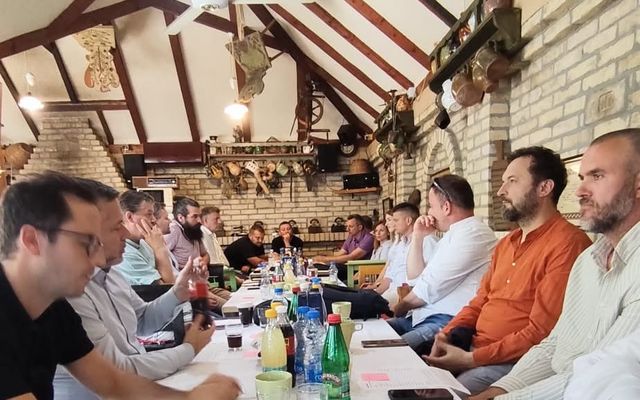 EGYÜTT A FEJLŐDÉS ÚTJÁN