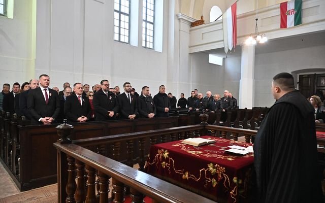 TISZTELET A HŐSÖKNEK!