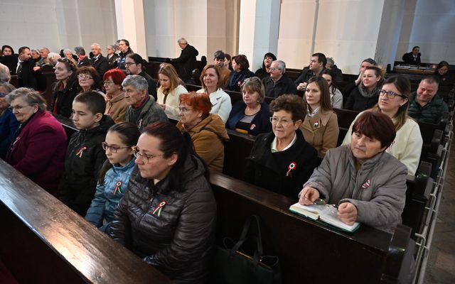 TISZTELET A HŐSÖKNEK!