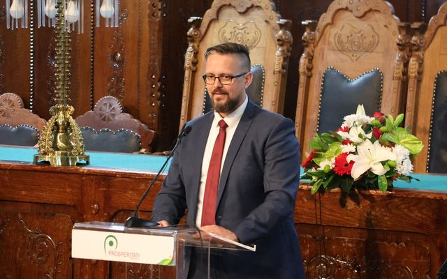 Ünnepélyes szerződésaláírás
