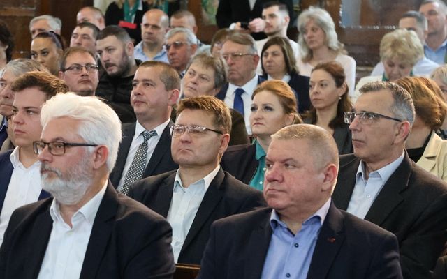 Ünnepélyes szerződésaláírás