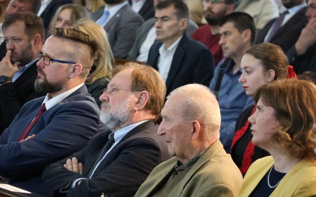 Ünnepélyes szerződésaláírás
