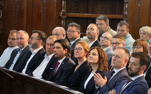Ünnepélyes szerződésaláírás