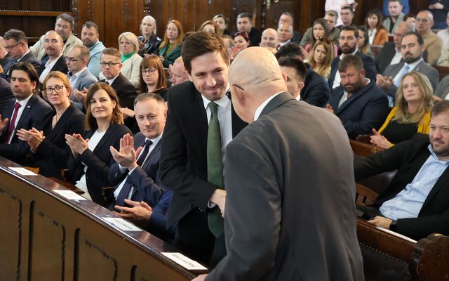 Ünnepélyes szerződésaláírás