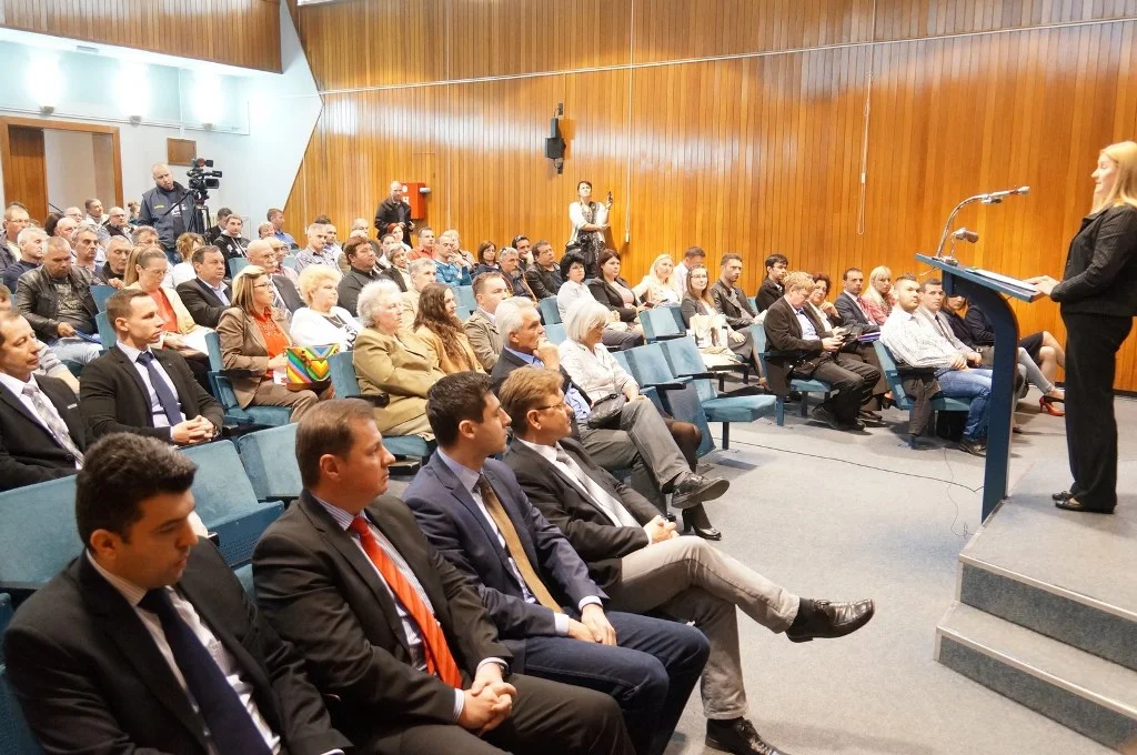 Szerződések aláírása a Prosperitati négy területén, első pályázati kiírás (képek)