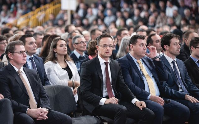 Ünnepélyes szerződésaláírás Zentán (képek)