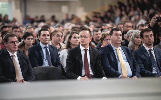 Ünnepélyes szerződésaláírás Zentán (képek)