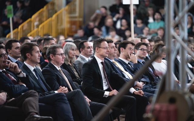 Ünnepélyes szerződésaláírás Zentán (képek)
