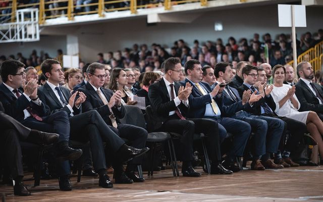 Ünnepélyes szerződésaláírás Zentán (képek)