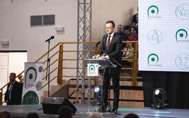 Ünnepélyes szerződésaláírás Zentán (képek)