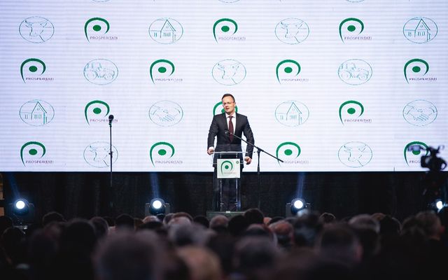 Ünnepélyes szerződésaláírás Zentán (képek)