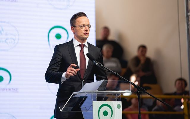 Ünnepélyes szerződésaláírás Zentán (képek)